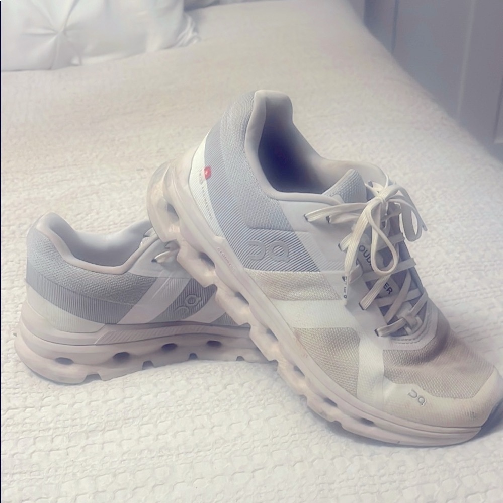 On Running Cloudstratus Shoes in Gray and White W8